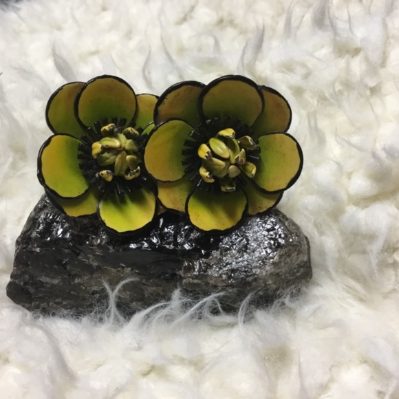 Vintage 60’s 3D Enamel Flower Clip Earrings - Picture 9 of 12